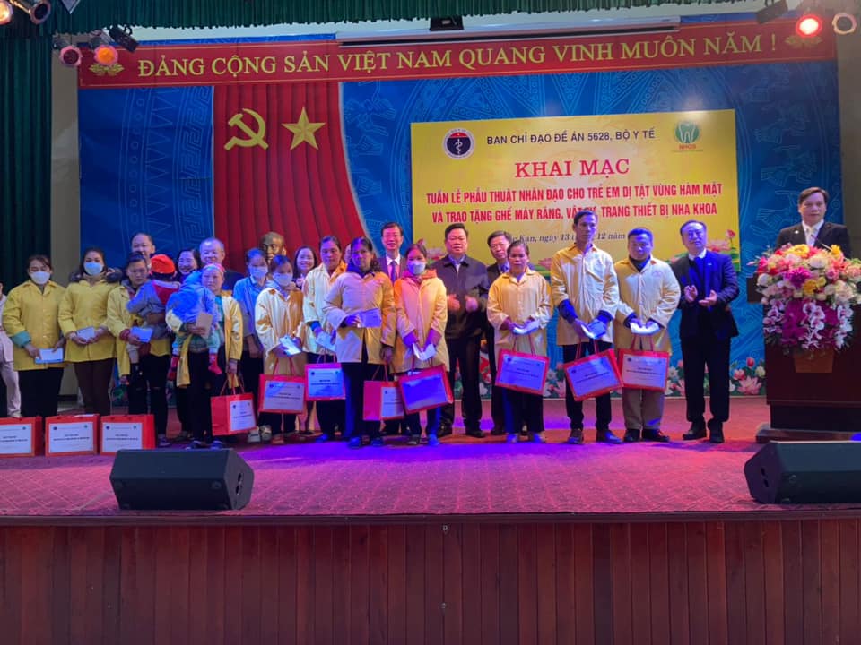 Tặng quà cho bệnh nhân, gia đình bệnh nhân là đối tượng được phẫu thuật có hoàn cảnh khó khăn